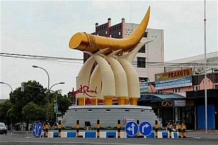 Tugu Kartonyono gading emas
