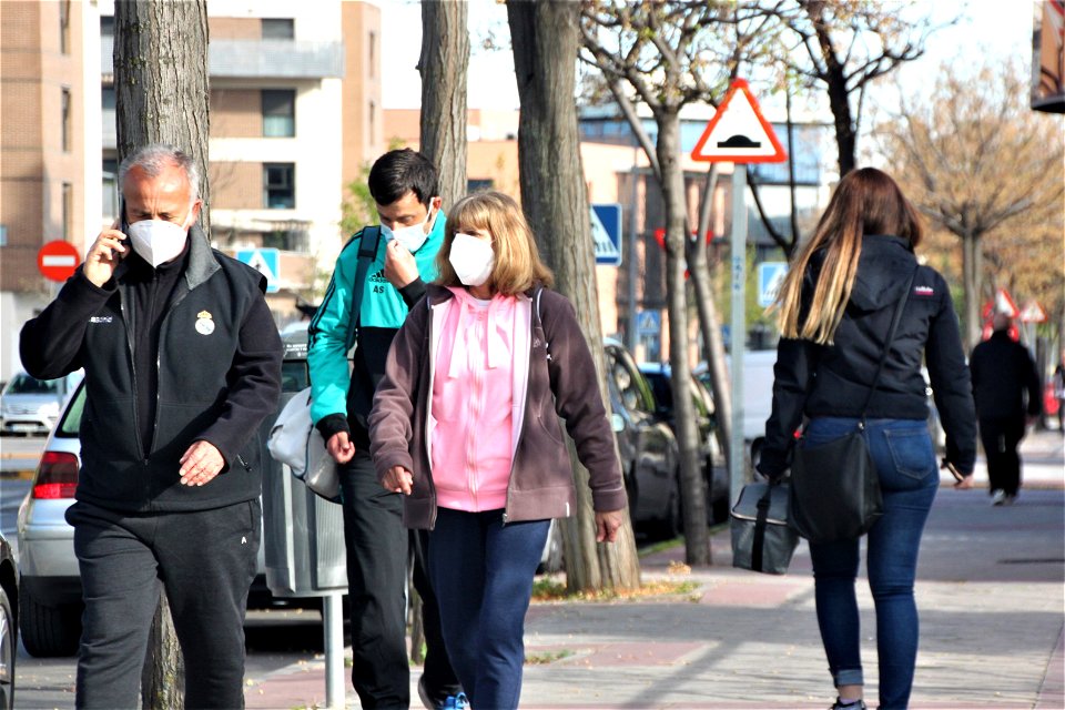Tres personas paseando con mascarilla y en ropa de deporte