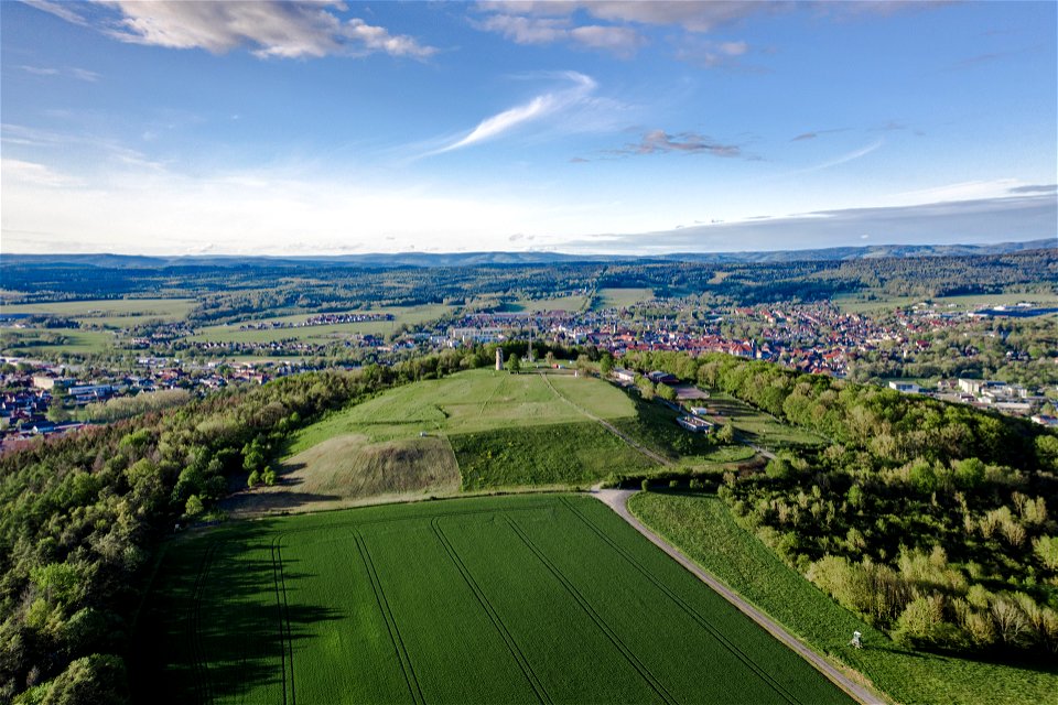 Luftaufnahme von Hildburghausen mit dem Stadtberg und Bismarkturm