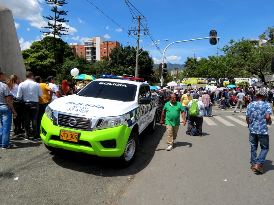 Auto de la policía afuera de la iglesia