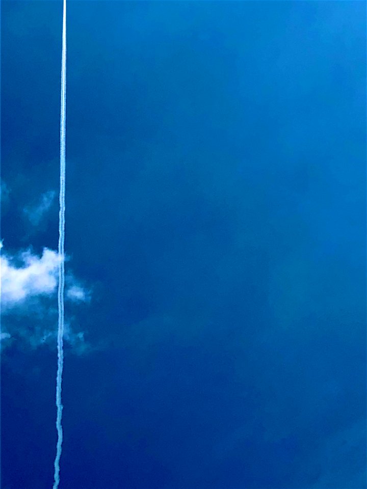 青に映える飛行機雲