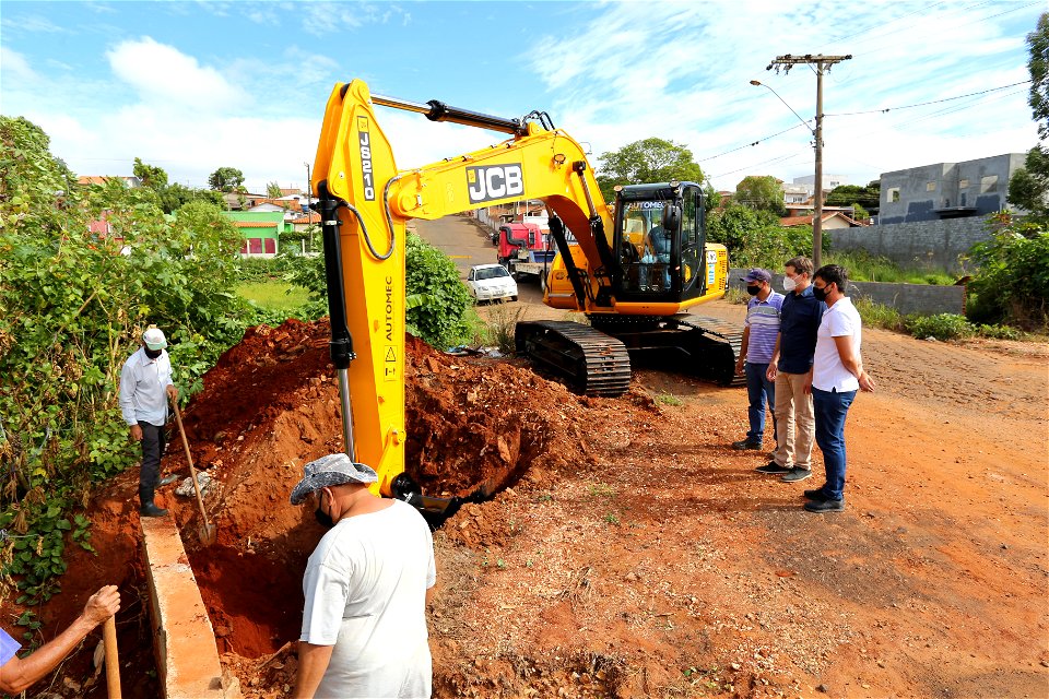 Momento histórico: Escavadeira hidráulica recém conquistada realiza sua primeira obra