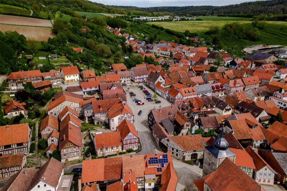 Luftaufnahme Ummerstadt mit Marktplatz