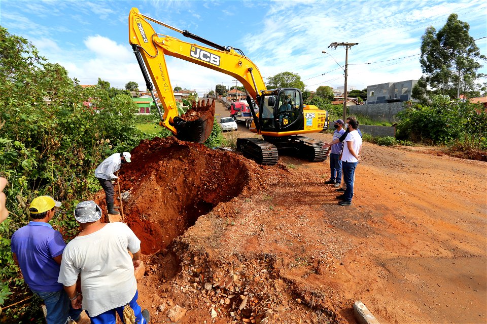 Momento histórico: Escavadeira hidráulica recém conquistada realiza sua primeira obra