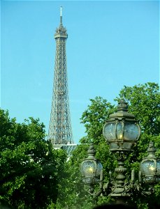 The Eiffel Tower and the Street Lamp / Эйфелева башня и фонарь photo