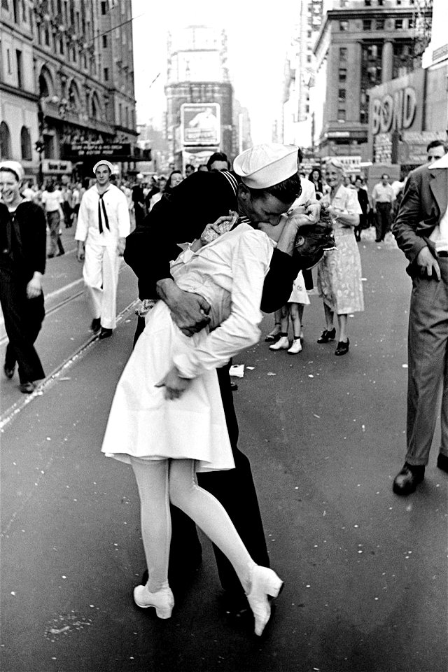Two kisser in Time Square for the End of the WWII, 1945celebration
