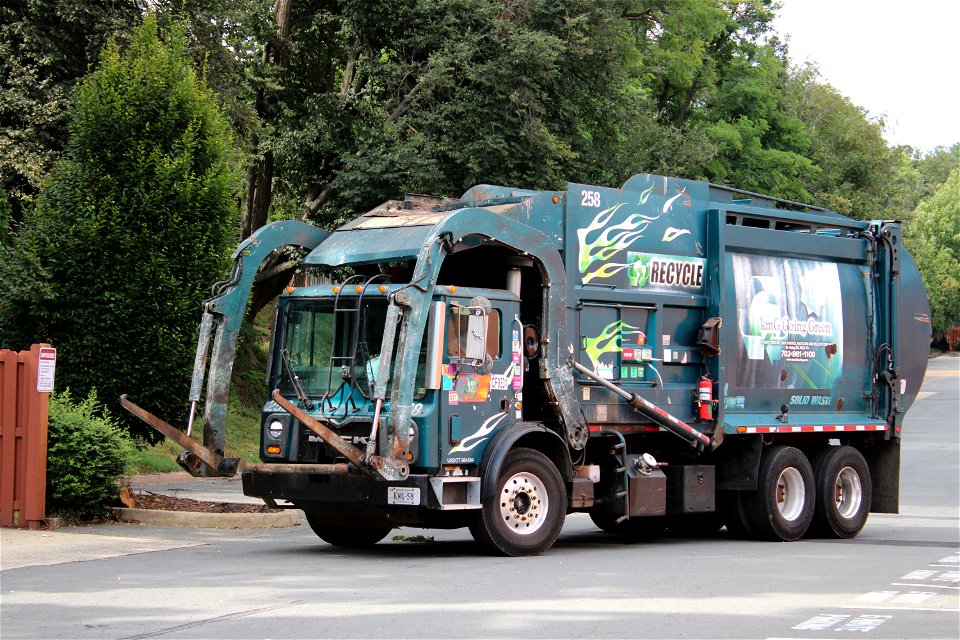 KMG Hauling truck 258 | Mack MRU McNeilus Atlantic