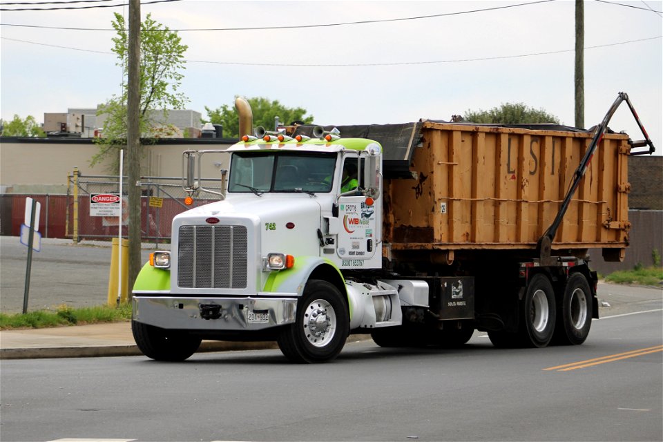 WB Waste Truck 742 | Peterbilt 367 Gal-Breath