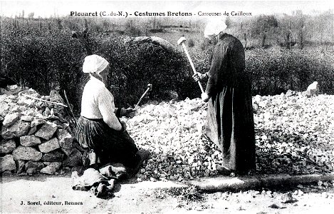 PLOUARET Casseuses de cailloux CIRCA 1900 photo