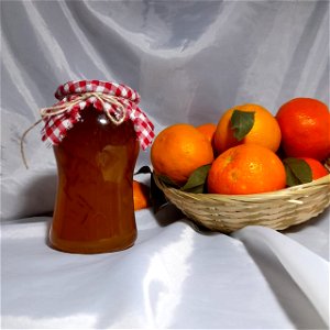 Mermelada en fondo blanco