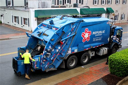 Republic Services truck 2203 collecting commercial trash | Mack TE Mcneilus RL photo