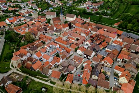 Luftaufnahme des historischen Ortskerns von Seßlach in Oberfranken.