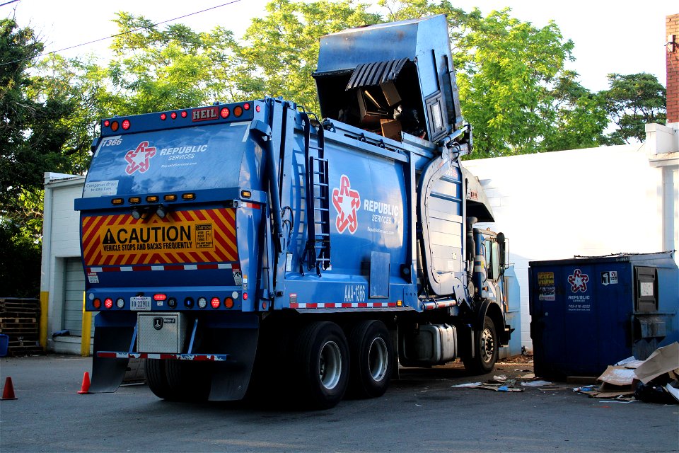 Republic Services truck 1366 collecting trash | Mack TE Heil Half/Pack