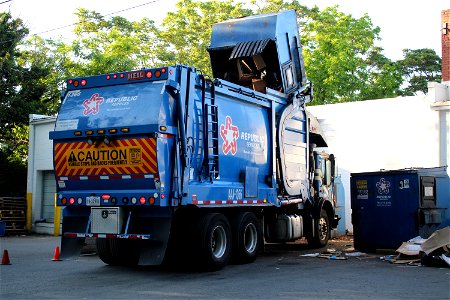 Republic Services truck 1366 collecting trash | Mack TE Heil Half/Pack photo
