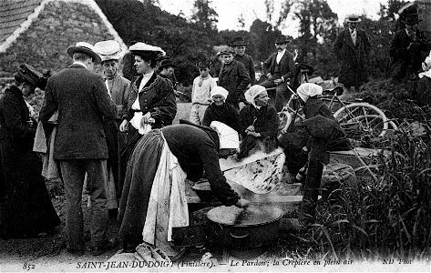 SAINT-JEAN-DU-DOIGT Le Pardon, La crêpière en plein air photo