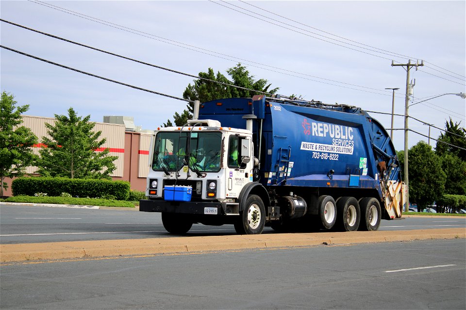 Republic Services truck 2032 | Mack MR Mcneilus RL