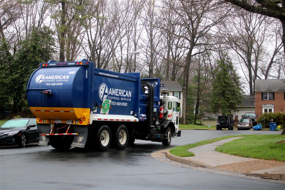 American Disposal truck 440 | Peterbilt 520 Mcneilus ZR