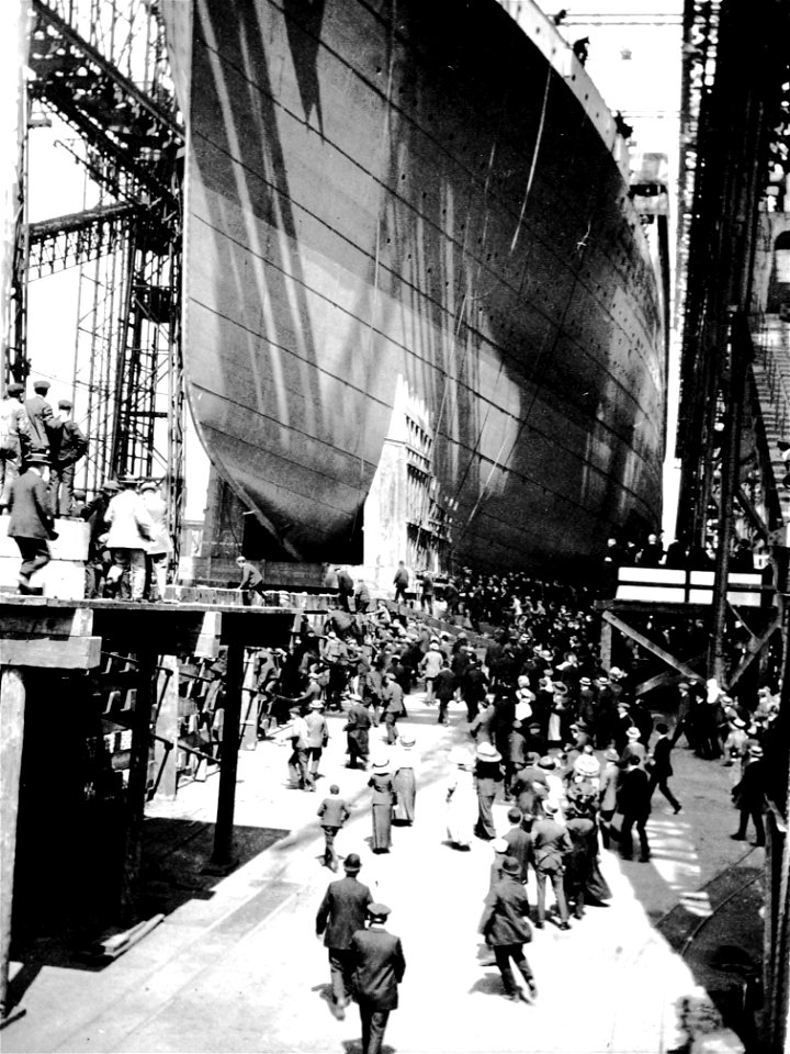 Titanic_bow_launching