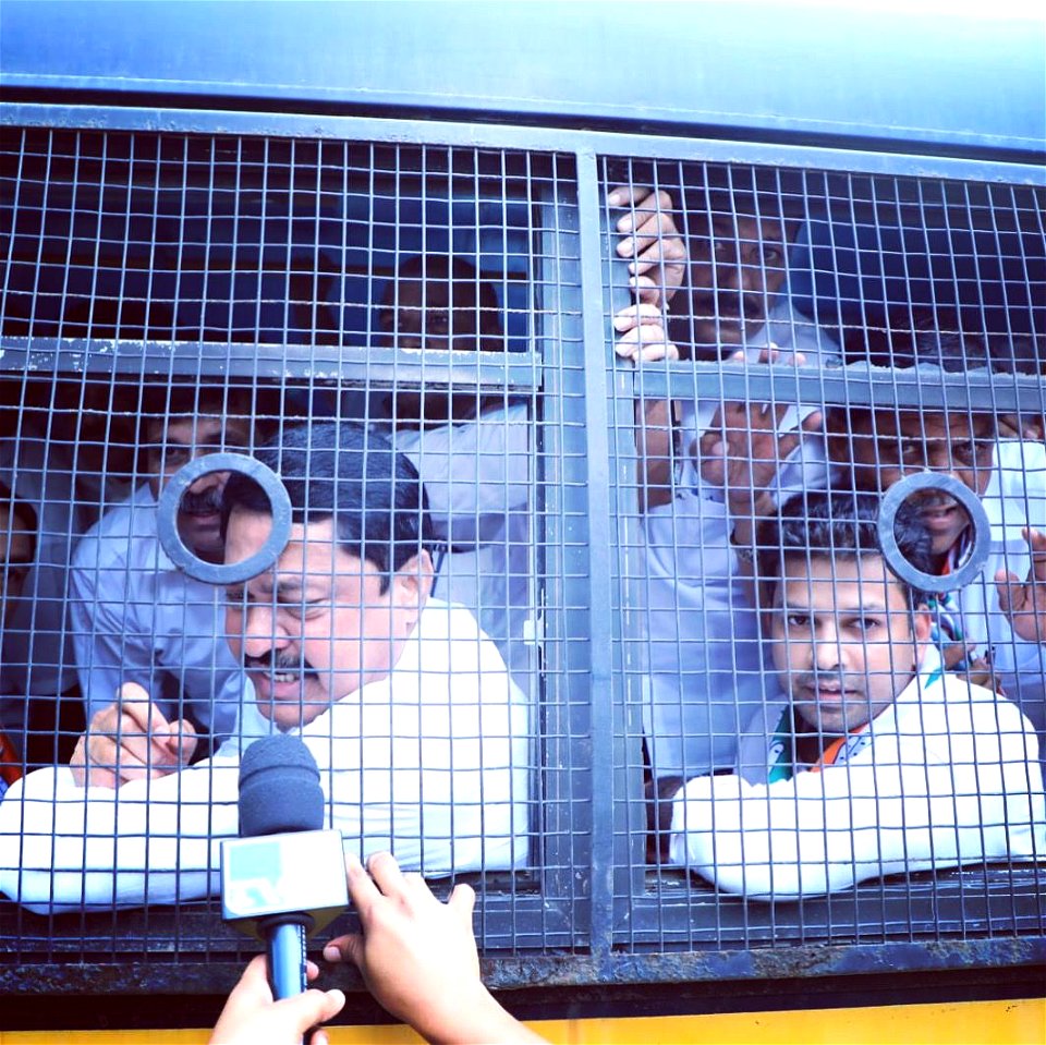 Demonstration with Nana Patole outside Mantralaya after Rahul Gandhi was called by Enforcement Directorate