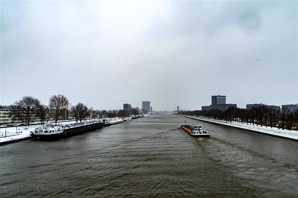 Binnenvaartschepen op het Amsterdam-Rijnkanaal in besneeuwd Utrecht