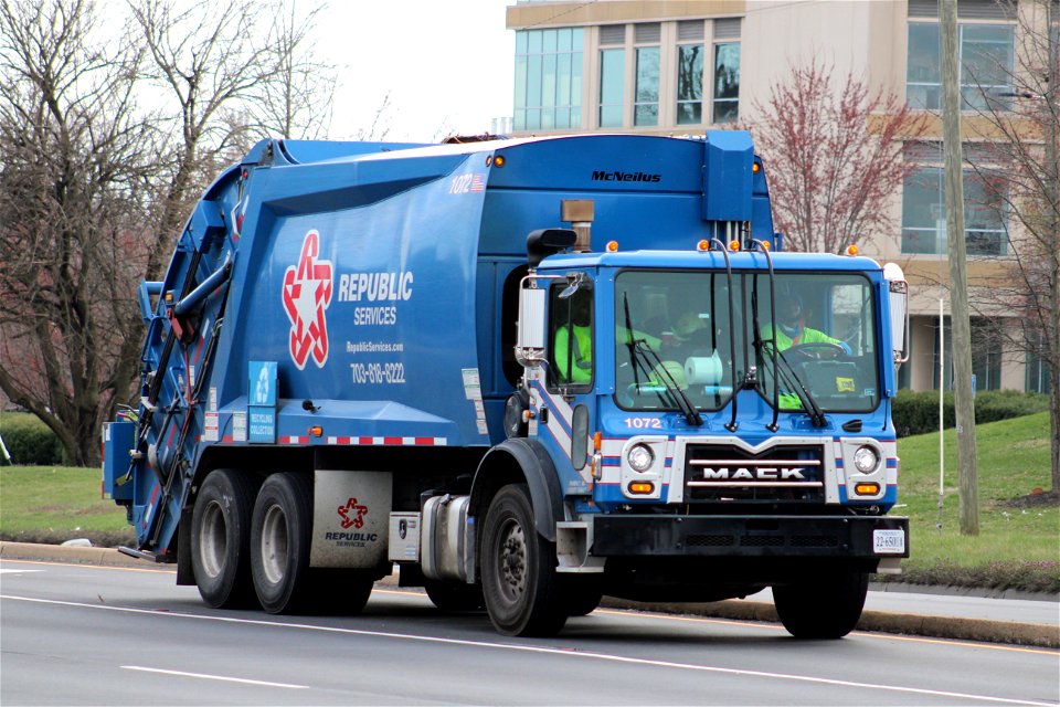 Republic Services Truck 1072 | Mack TE McNeilus XC-RL