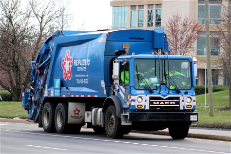 Republic Services Truck 1072 | Mack TE McNeilus XC-RL