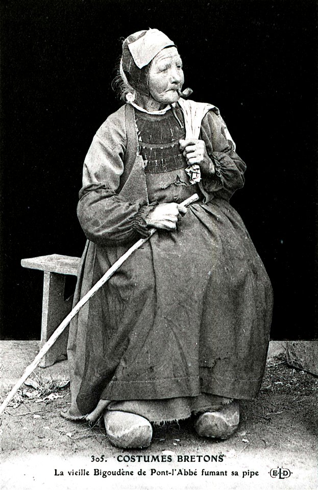 Bigoudène de Pont-L'ABBE fumant sa pipe