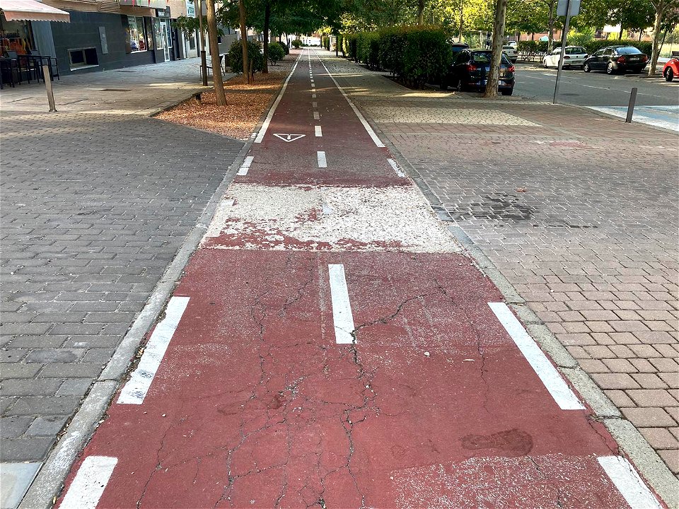 Carril bici en la calle Encina, una de las vías principales de Valdeluz