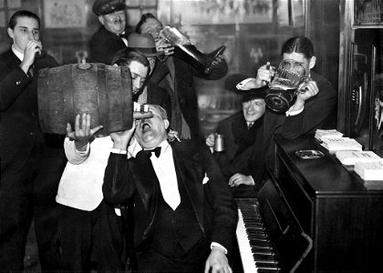 Some people enjoy the End of Proibitionism in USA, 1933