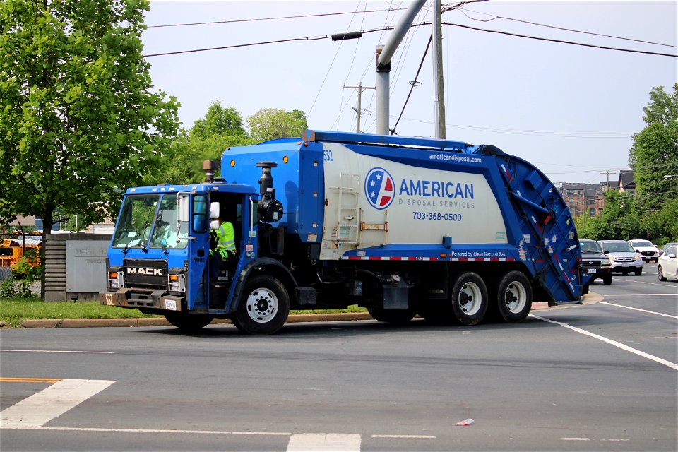 American Disposal truck 532 | CNG Mack LR Mcneilus RL