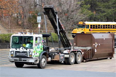 KMG Hauling Truck 370 | Mack TE Gal-Breath Roll-Off