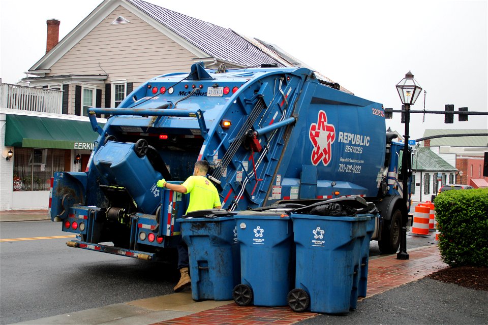 Republic Services truck 2203 collecting commercial trash | Mack TE Mcneilus RL