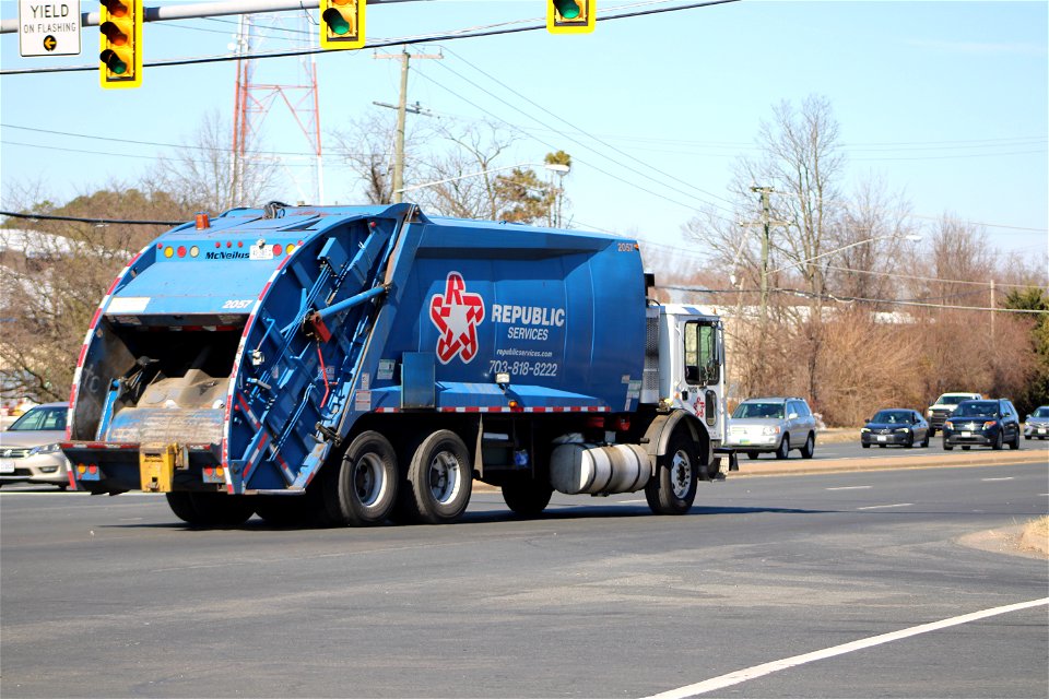 Republic Services Mack MRU