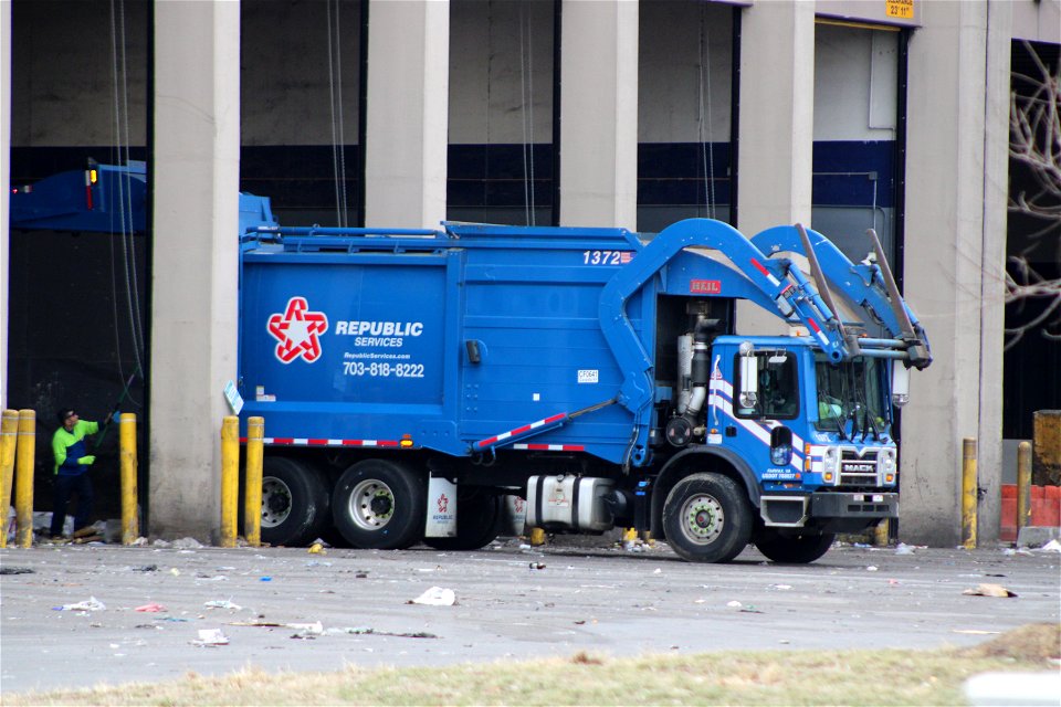 Republic services truck 1372 unloading at the I-66 | Mack TE Heil Sierra FL