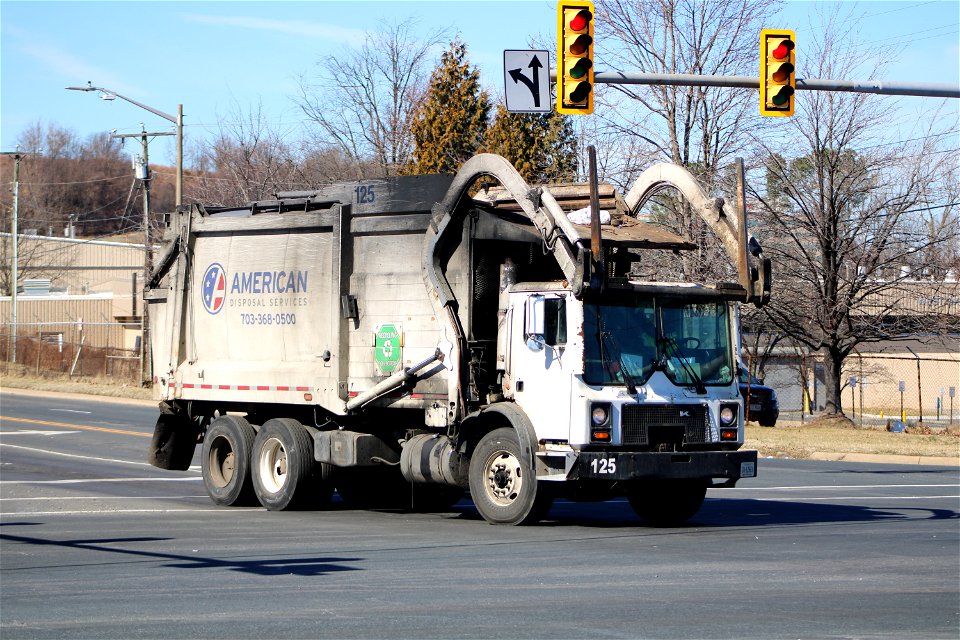 American Disposal truck 125 | Mack MR Heil Half/Pack