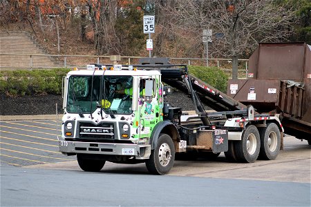 KMG Hauling Truck 370 | Mack TE Gal-Breath Roll-Off