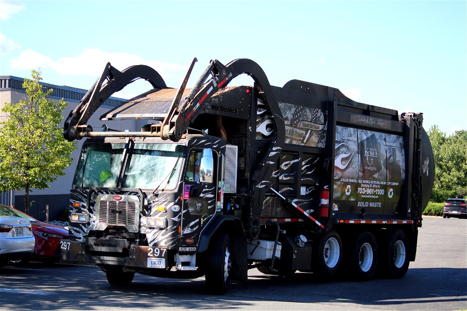 KMG Hauling 297 | Peterbilt 320 McNeilus Atlantic photo