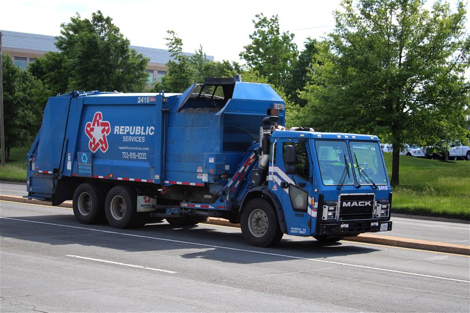 Republic Services truck 2416 | Mack LR Heil Multipack