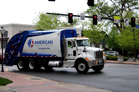 American Disposal truck 570 | Peterbilt 348 Mcneilus RL photo