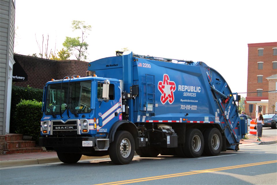 Republic Services truck 2200 | Mack TE McNeilus Heavy Duty