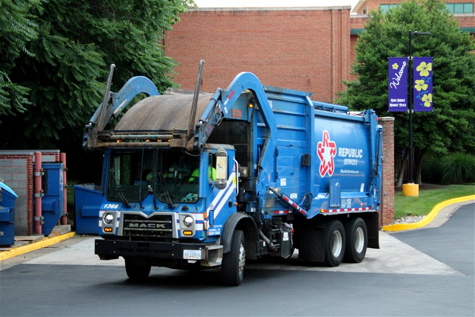 Republic Services truck 1366 | Mack TE Heil Half/Pack