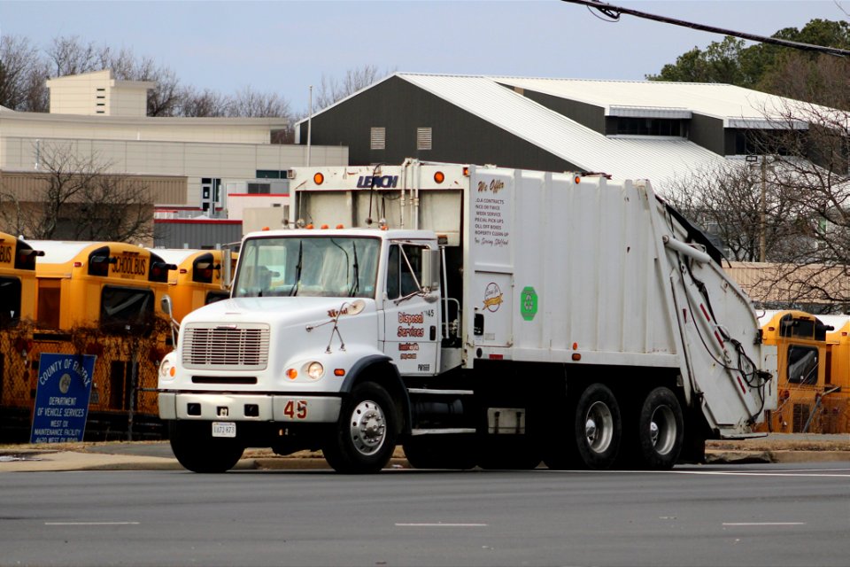 Disposal Services truck 45 | Freightliner FL Leach 2RII