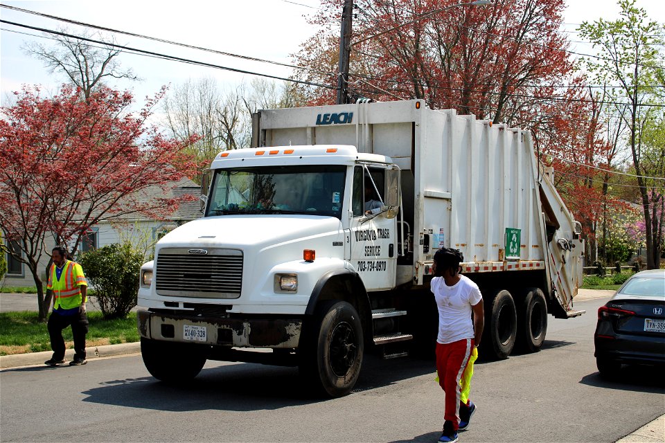Virginia Trash Service Truck 3/520 | Freightliner FL80 Leach 2RII