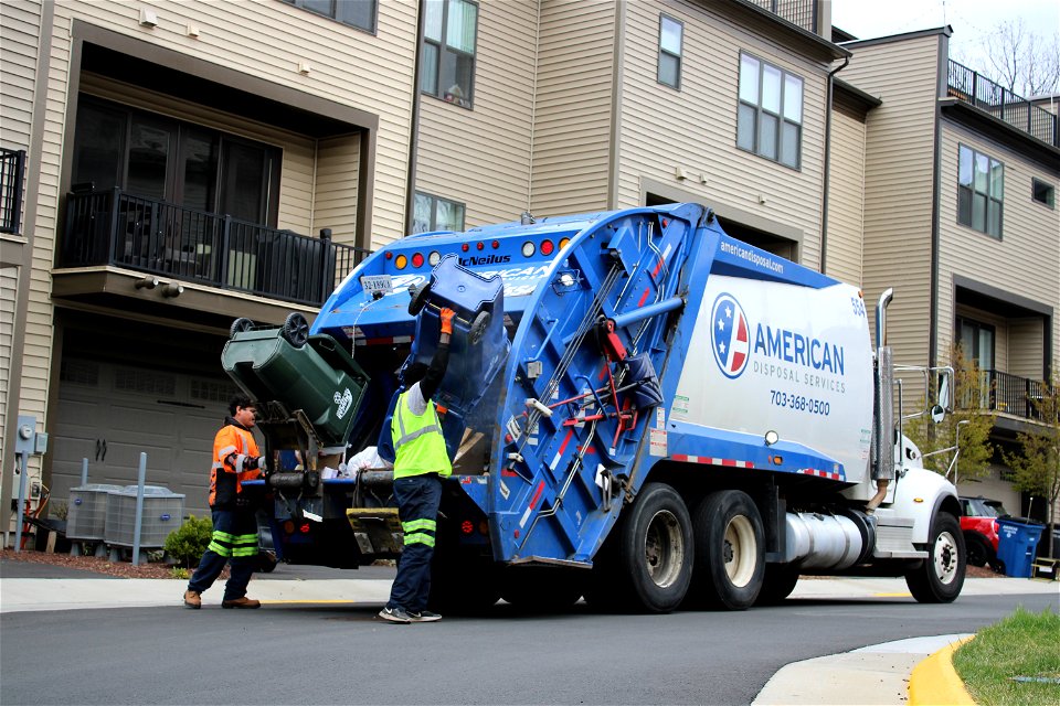American Disposal truck 554 on recycling | Peterbilt 348 Mcneilus RL