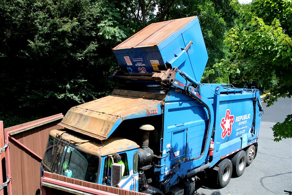 Republic Services truck 1354