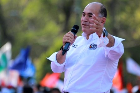 Hoy nos comprometemos con San Luis por un  #FuturoSeguro, a servir y a proteger a las familias potosinas. Felipe Calderón Hinojosa Carolina Viggiano Octavio Pedroza