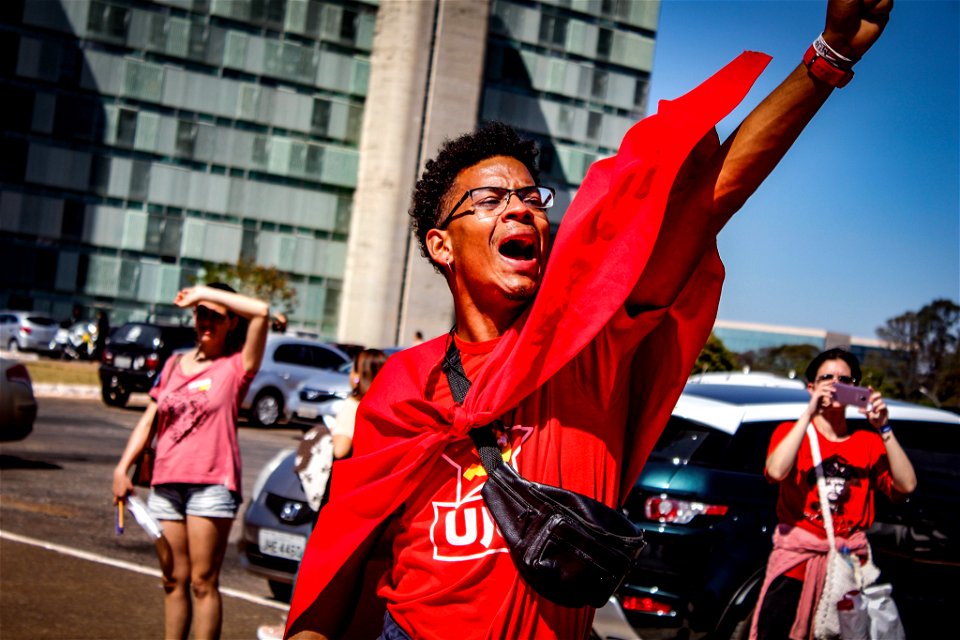 Manifestante em Brasília - Foto de Nino Guimarães