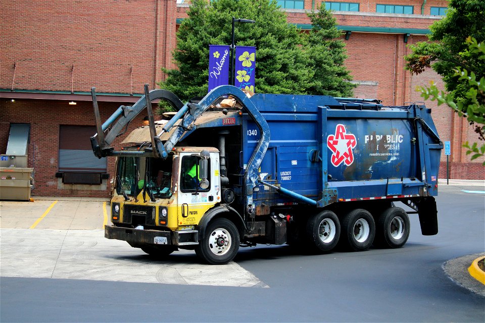 Ex AAA truck 1340 | Mack MR Heil Half/Pack