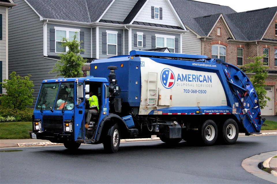 American Disposal truck 537 | CNG Mack LR Mcneilus RL