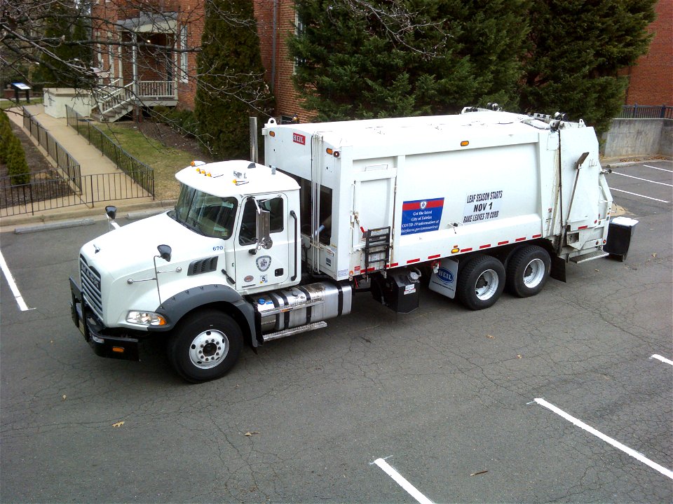 Truck 670 doing commercial trash